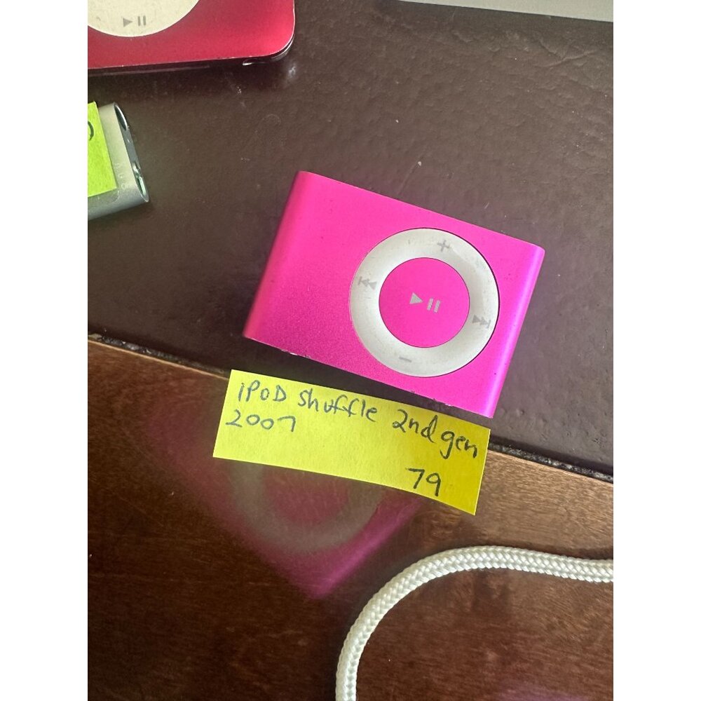 4 vintage ipods for the collector Ipod shuffles & Nano - Picture 4 of 5